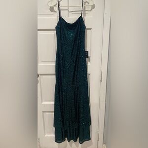 NWT Lulus sequined emerald green gown size medium